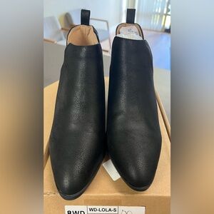 Journey - 8 Wide New in Box Women’s Black Ankle Boots